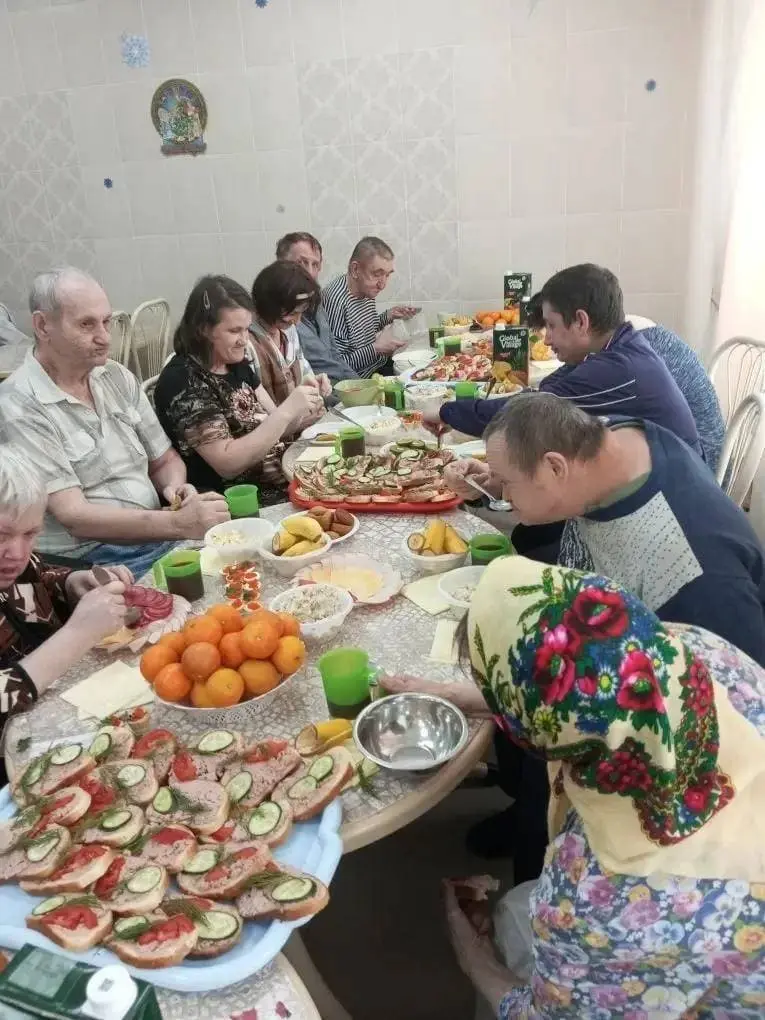 В канун Нового года проживающие отделения интенсивного ухода тоже собрались за ярким новогодним столом