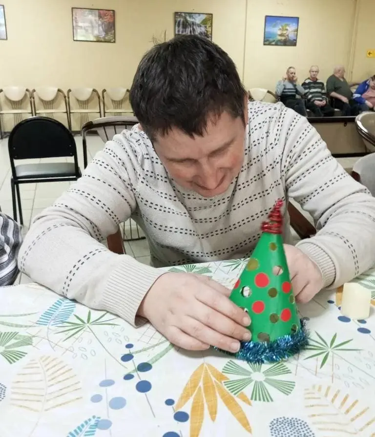 Наши проживающие сделали своими руками новогодние светящиеся ёлочки из бумаги