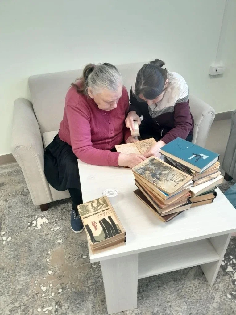 Трудотерапия с пользой: ремонт книг развивает мелк...